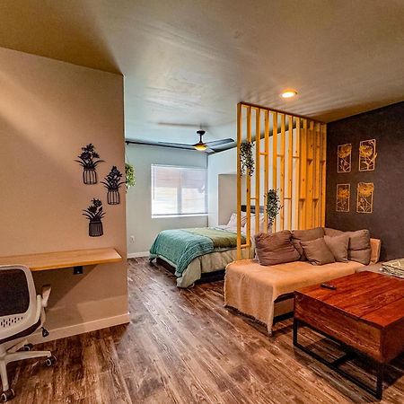 Private-Suite, Kitchen, Laundry, Rainfall Shower, 4Ktv El Centro Exterior photo